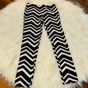 Black and White Herringbone pattern Size L (14) Total Girl